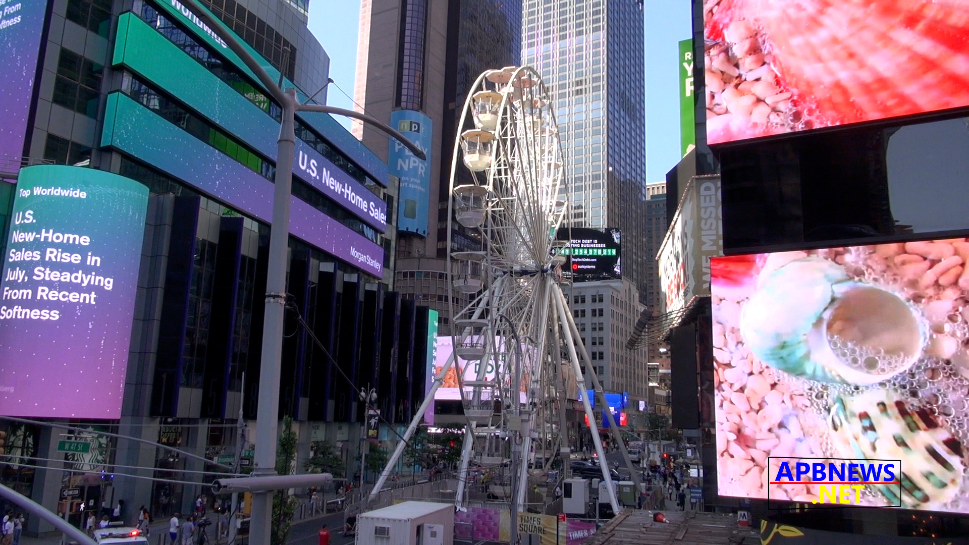 A Giant Ferris Wheel Is Now In Operation in NYC’s Times Square